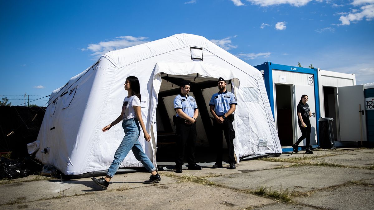 Obrazem: Nahlédněte do stanů, kde budou spát uprchlíci
